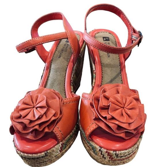 White mountain shoes wedges 3.5” Aztec design size 6 leather uppers and  flower - Picture 3 of 8